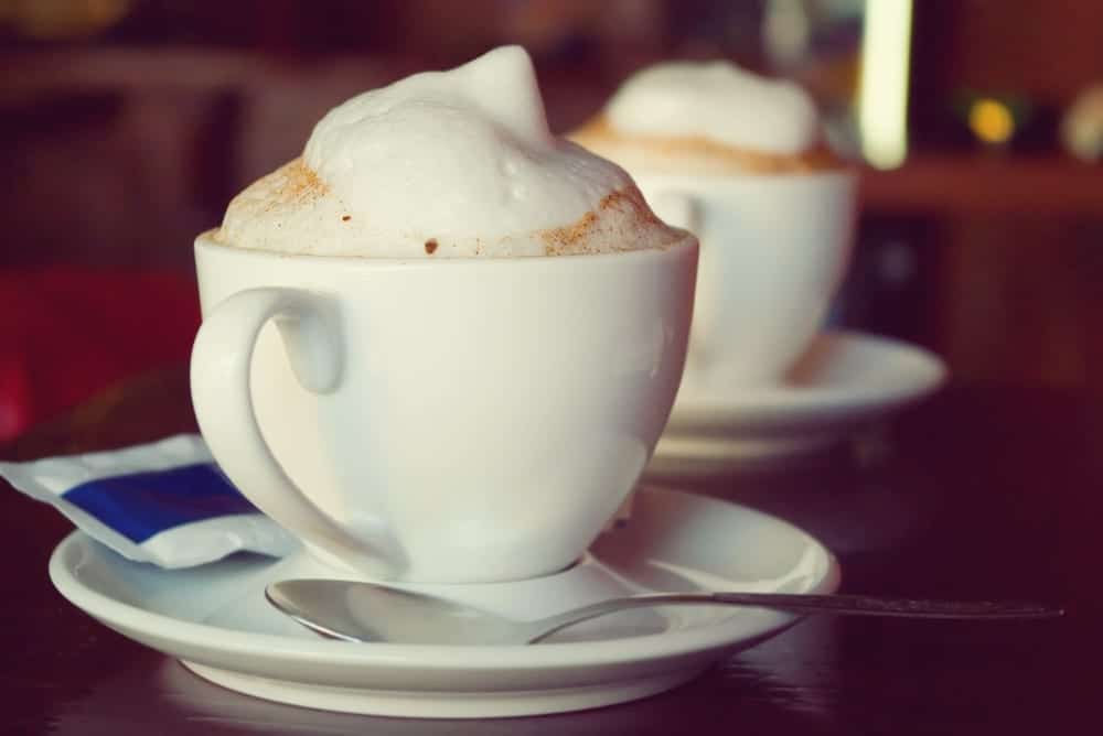 Im Wiener Kaffeehaus - Österreichische Kaffeespezialitäten: Melange oder Wiener Melange mit Milchschaum