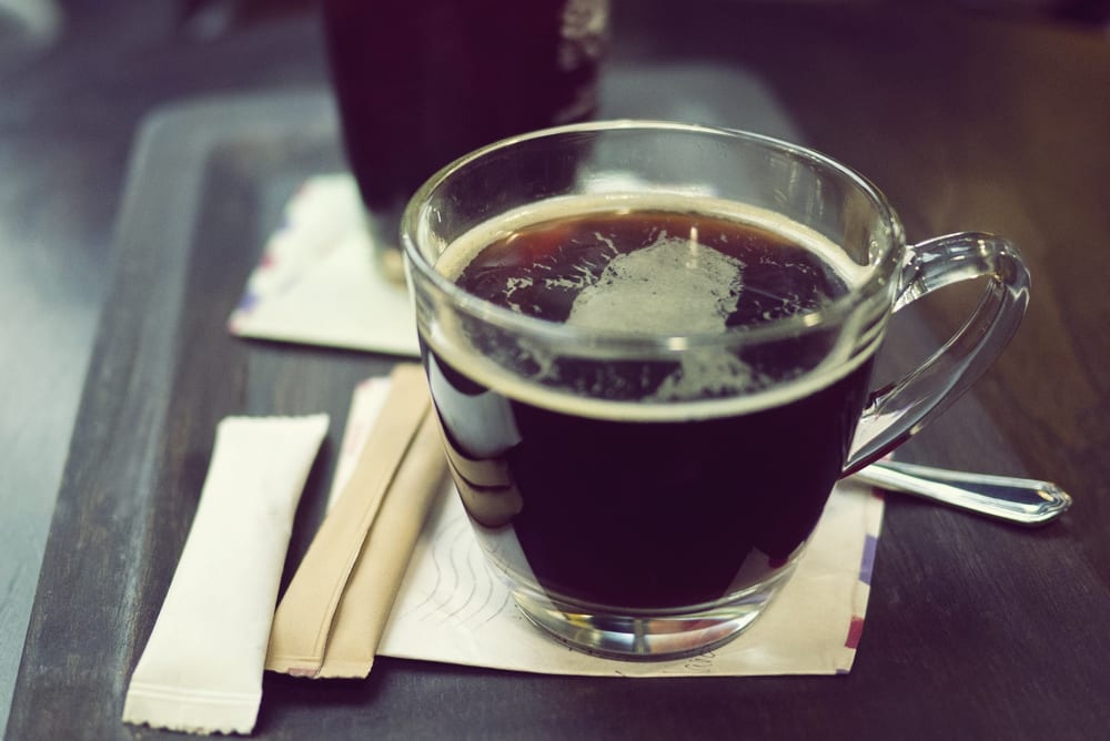 Im Wiener Kaffeehaus - Österreichische Kaffeespezialitäten: Verlängerter mit Wasser verdünnt