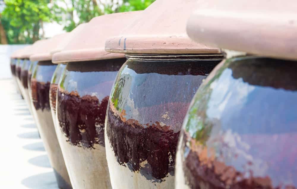 Hochwertige Sojasauce wird in Fässern ohne künstliche Zusatzstoffe fermentiert