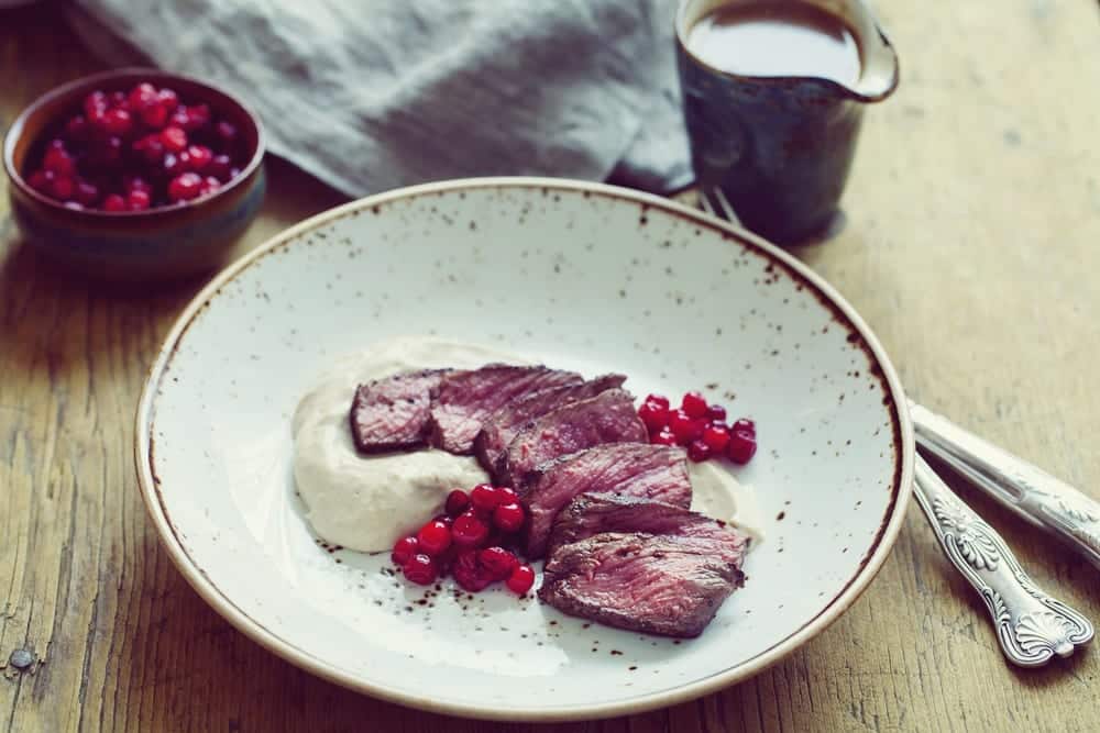 Rezept für ein saftiges rosa Steak mit Maronenpüree und frischen Preiselbeeren im Miomente Entdeckermagazin