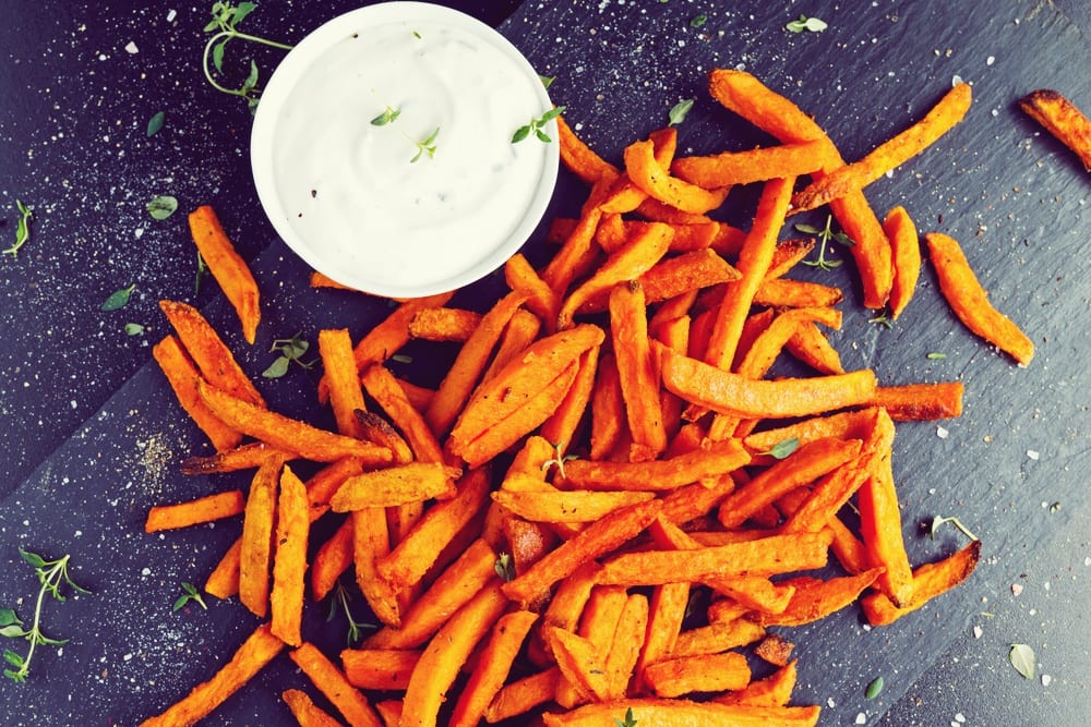 Angrillen: Süßkartoffel-Chips vom Grill und Sourcreme-Rezept - Entdeckermagazin - Miomente