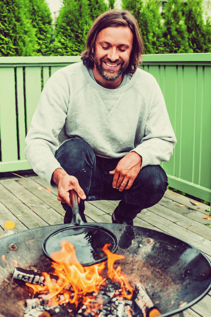 Kochbuch "Das Lagerfeuer Kochbuch" von Niklas Ekstedt - 95 Gerichte für draußen | Miomente Entdeckermagazin
