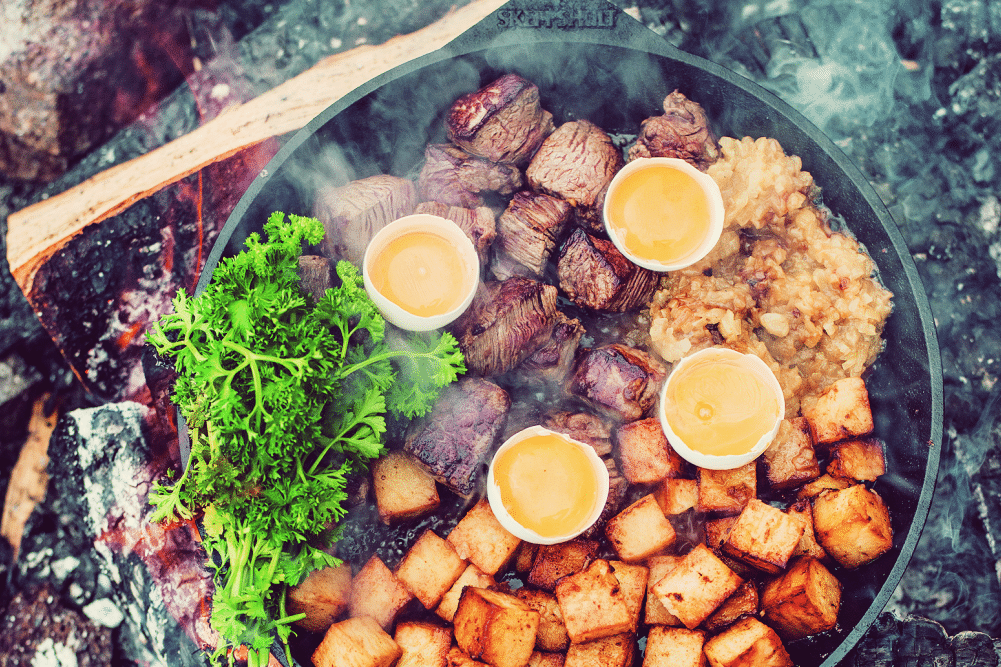 Kochbuch "Das Lagerfeuer Kochbuch" von Niklas Ekstedt - 95 Gerichte für draußen | Miomente Entdeckermagazin