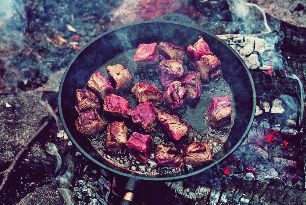 Kochbuch "Das Lagerfeuer Kochbuch" von Niklas Ekstedt - 95 Gerichte für draußen | Miomente Entdeckermagazin