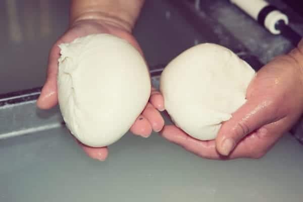Handgemachte Burrata - Entdeckermagazin - Miomente