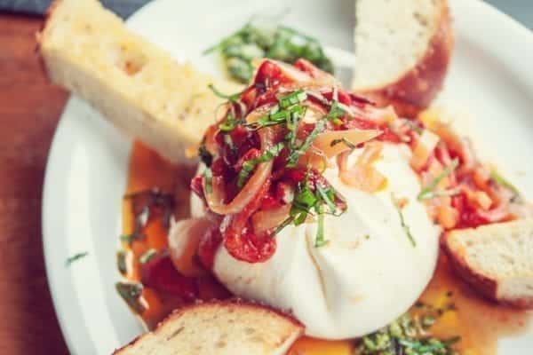 Trendkäse Burrata mit Tomaten und Brot - Entdeckermagazin - Miomente