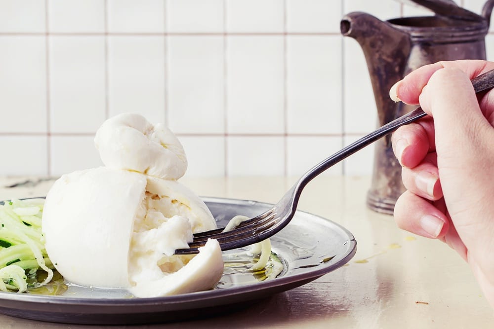 Burrata - gefüllter Mozzarella - Entdeckermagazin - Miomente