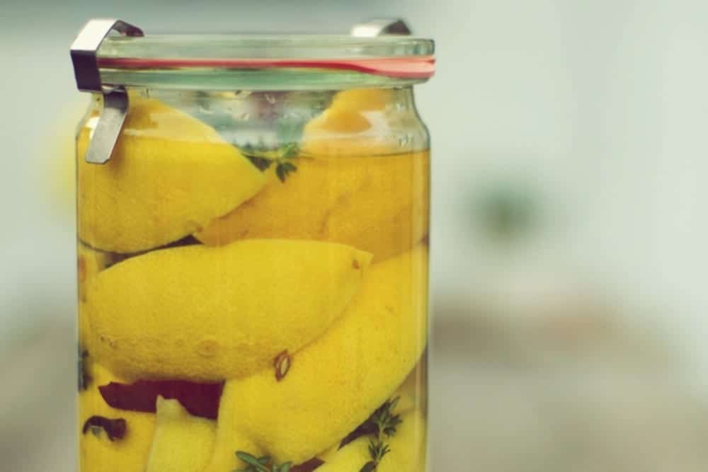 Zitronenscheiben mit Salz - Rezept: Salzzitronen - Entdeckermagazin - Miomente