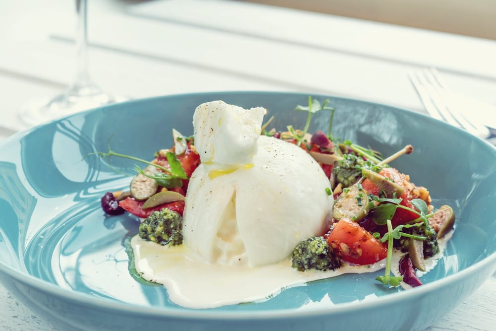 Trendkäse Burrata aus Apulien mit Salat - Entdeckermagazin - Miomente