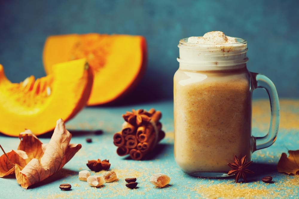 Herbst im Glas: Unser Rezept für einen selbstgemachten Pumpkin-Spice-Latte | Miomente Entdeckermagazin