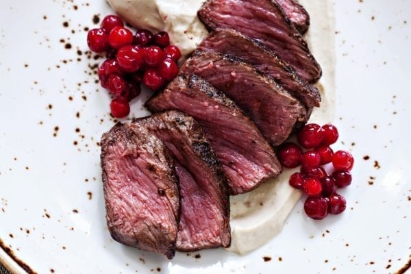 Rezept für ein saftiges rosa Steak mit Maronenpüree und frischen Preiselbeeren im Miomente Entdeckermagazin