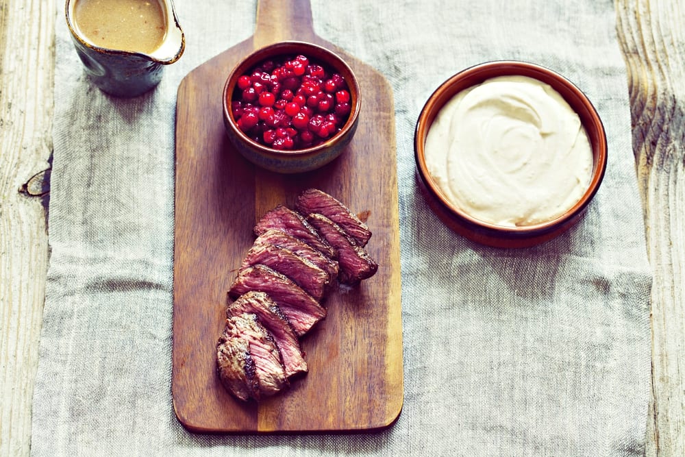 Rezept für ein saftiges rosa Steak mit Maronenpüree und frischen Preiselbeeren im Miomente Entdeckermagazin