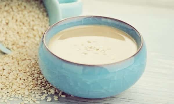 Tahini zum gebackenen Blumenkohl mit Kräutern - Entdeckermagazin Miomente