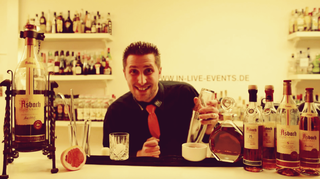 Zwei leckere Cocktail-Rezepte zum Nachmixen von unserem Cocktail-Partner Markus Kern von der IN-LIVE Cocktailschule in Frankfurt: Rezept für Brandy Punch und die feurige Dame | Miomente Entdeckermagazin