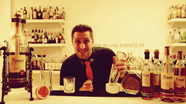 Zwei leckere Cocktail-Rezepte zum Nachmixen von unserem Cocktail-Partner Markus Kern von der IN-LIVE Cocktailschule in Frankfurt: Rezept für Brandy Punch und die feurige Dame | Miomente Entdeckermagazin