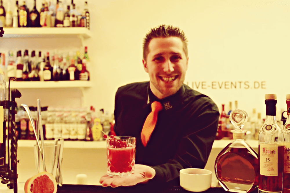 Zwei leckere Cocktail-Rezepte zum Nachmixen von unserem Cocktail-Partner Markus Kern von der IN-LIVE Cocktailschule in Frankfurt: Rezept für Brandy Punch und die feurige Dame | Miomente Entdeckermagazin