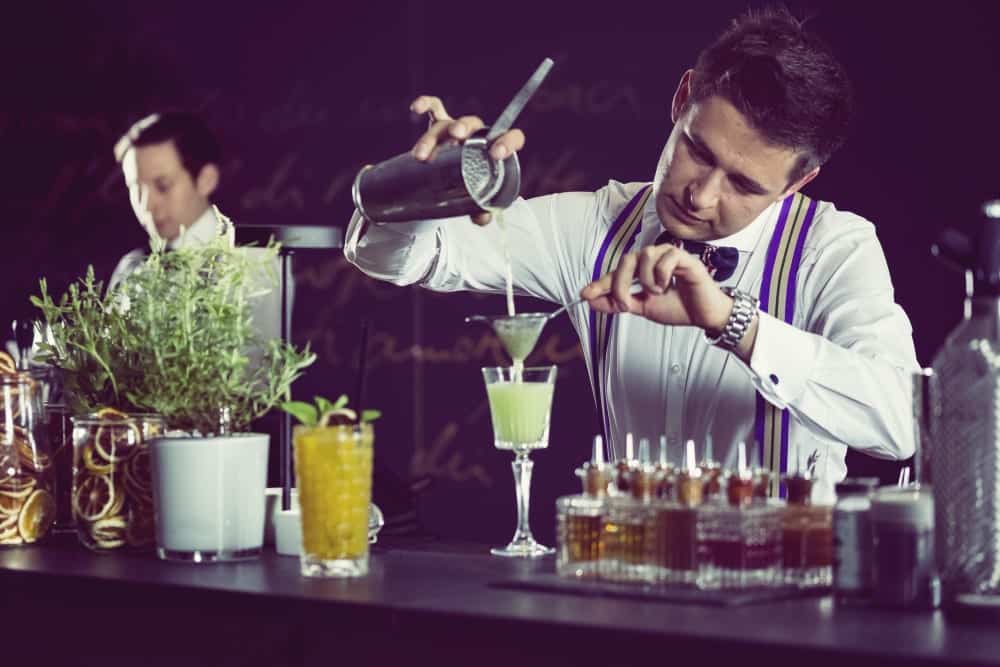 Bar Manager Roman Kern in seiner Location Sophia's Bar im "The Charles Hotel" in München - Spritzige und Fruchtige Cocktailkurse | Miomente Entdeckermagazin