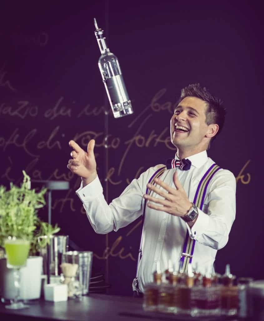 Bar Manager Roman Kern in seiner Location Sophia's Bar im "The Charles Hotel" in München - Spritzige und Fruchtige Cocktailkurse | Miomente Entdeckermagazin