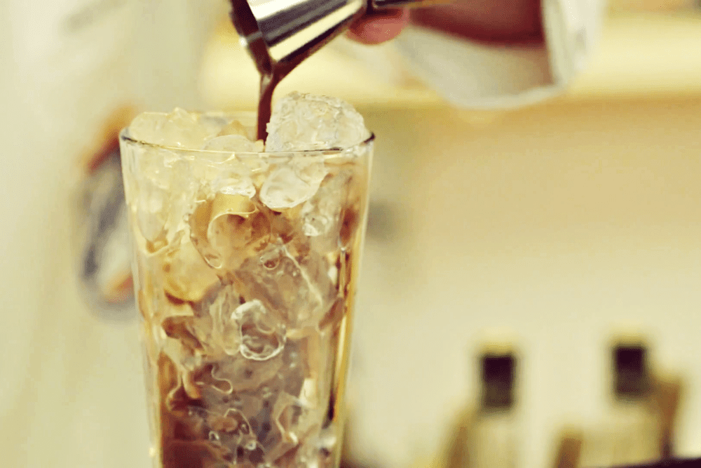 Zwei leckere Cocktail-Rezepte zum Nachmixen von unserem Cocktail-Partner Markus Kern von der IN-LIVE Cocktailschule in Frankfurt: Rezept für Brandy Punch und die feurige Dame | Miomente Entdeckermagazin