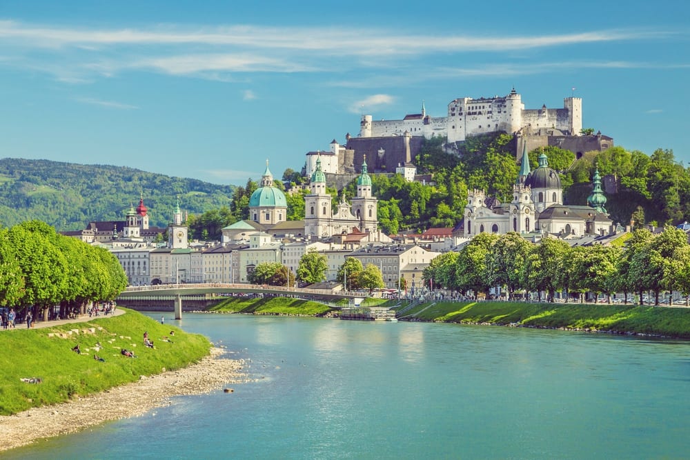 Blick auf die Stadt Salzburg von Lehener Brücke – Kulinarischer Reiseführer Salzburg | Miomente Entdeckermagazin