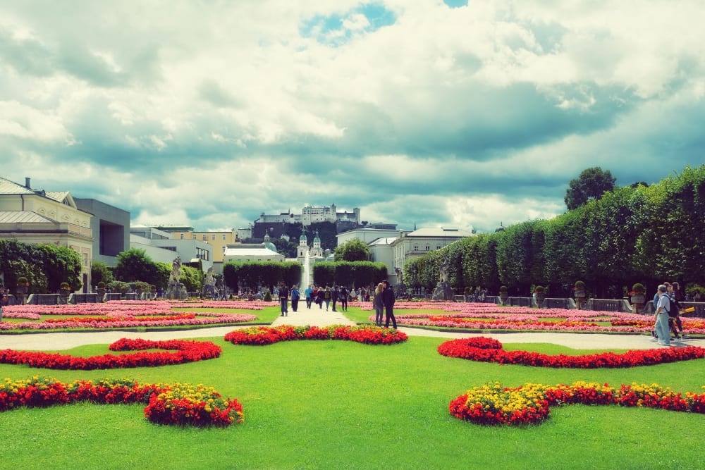 Mirabellgarten und Blick auf Festung Hohensalzburg und Dom –Kulinarischer Reiseführer Salzburg | Miomente Entdeckermagazin