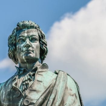 Mozartstatue am Mozartplatz –Kulinarischer Reiseführer Salzburg | Miomente Entdeckermagazin