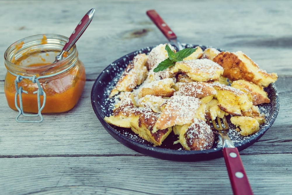 Kaiserschmarrn mit Powidlmarmelade oder Apfelmus – Kulinarischer Reiseführer Salzburg | Miomente Entdeckermagazin
