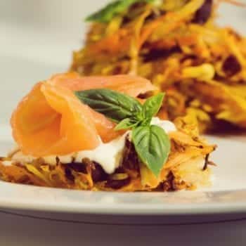 Nougat-Kochbuch: "Mein Herz schlägt Nougat!" von Profikoch Christian Senff aus Frankfurt – Süße und pikante Rezepte mit Nougat – Nougat-Sellerie-Puffer mit geräuchertem Lachs | Miomente Entdeckermagazin