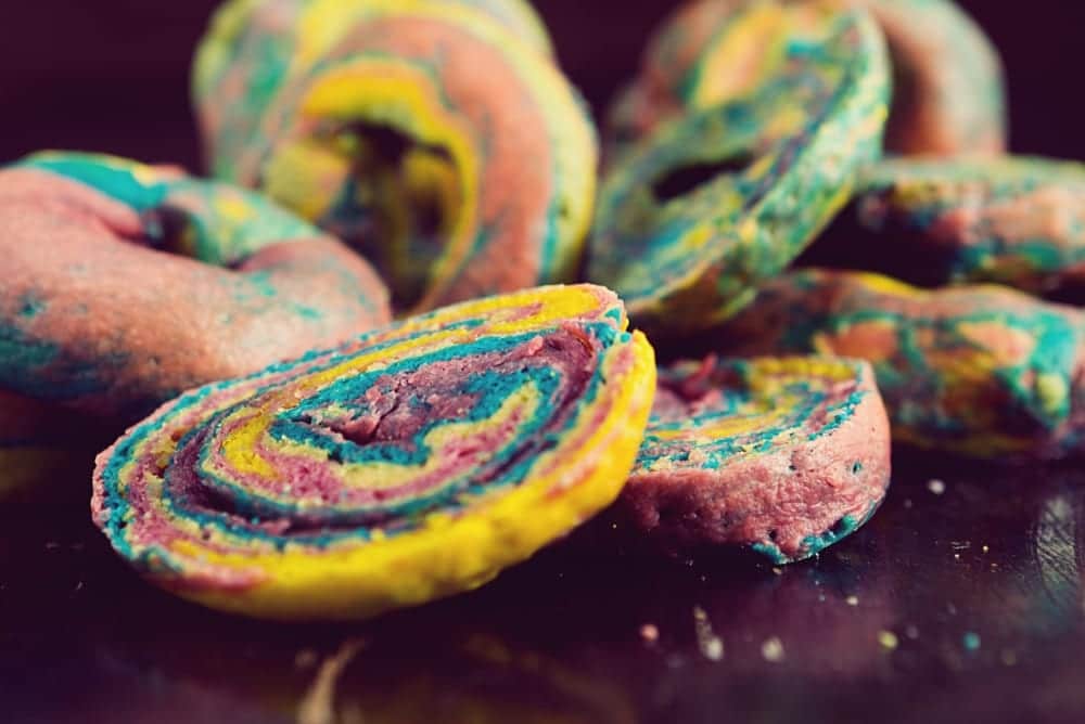 Nougat-Kochbuch: "Mein Herz schlägt Nougat!" von Profikoch Christian Senff aus Frankfurt – Süße und pikante Rezepte mit Nougat – Rainbow Cragel mit Nougat-Frischkäse-Spread | Miomente Entdeckermagazin