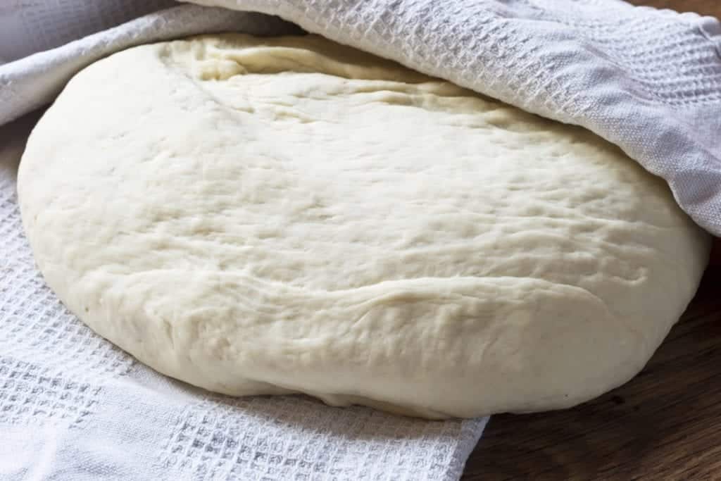 Aufgegangener Hefeteig nach dem Ruhen