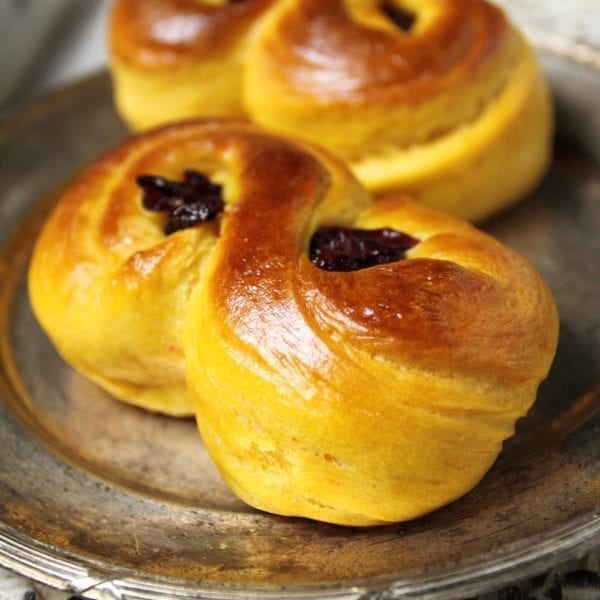 Lussekatter aus Hefeteig mit Safran