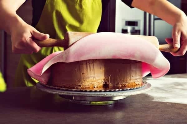 Tortendekoration für Profis: Fondant, Royal Icing & Co. | Kneten und Modellieren von Fondant | Miomente Entdeckermagazin