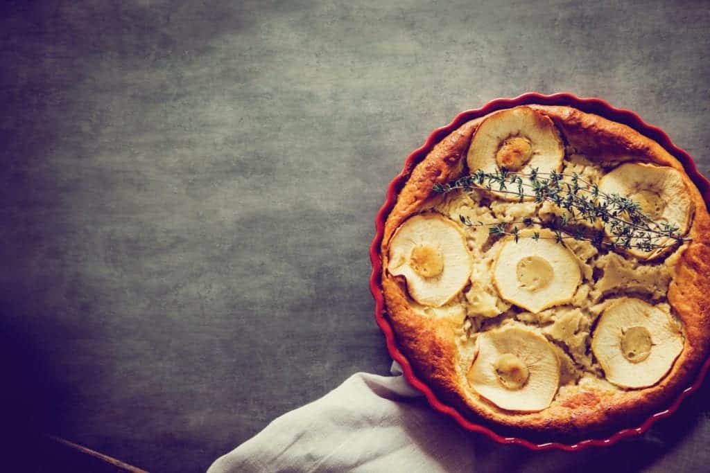 Apfelkuchen mit Karamellsoße und Thymian-Rezept - Entdeckermagazin - Miomente