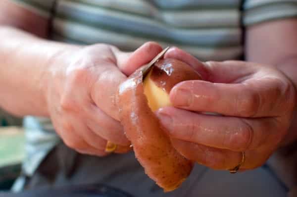 Schritt 2: Kartoffeln noch warm schälen