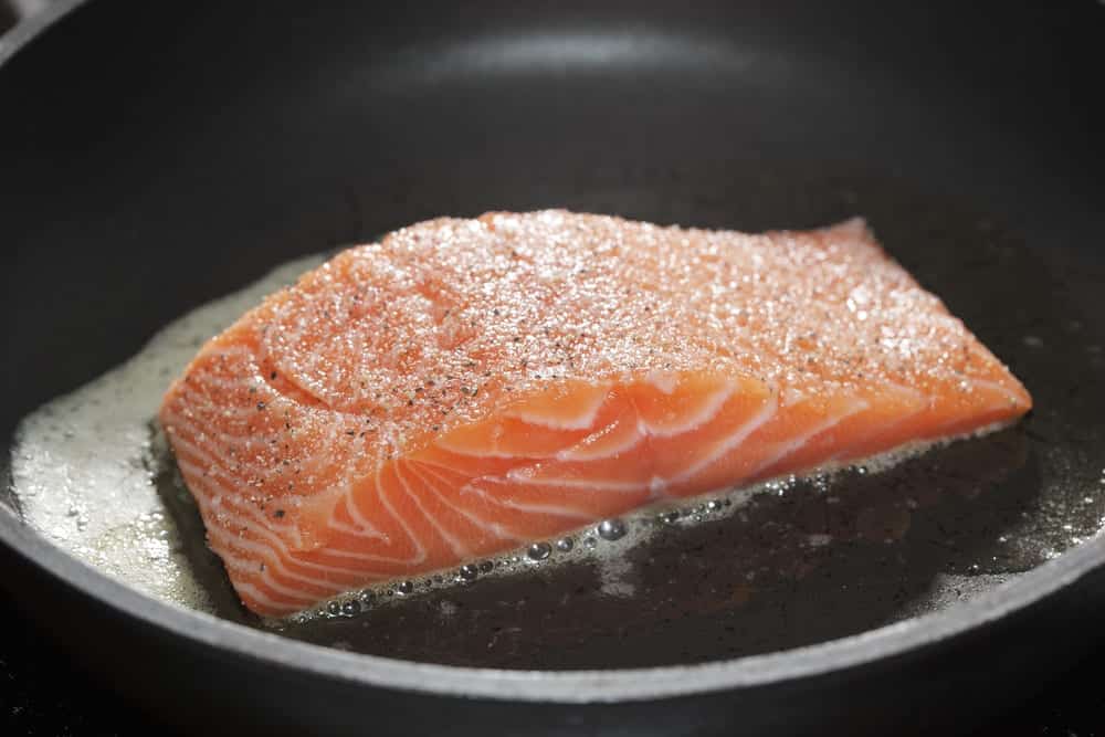 Lachs auf der Haut gebraten