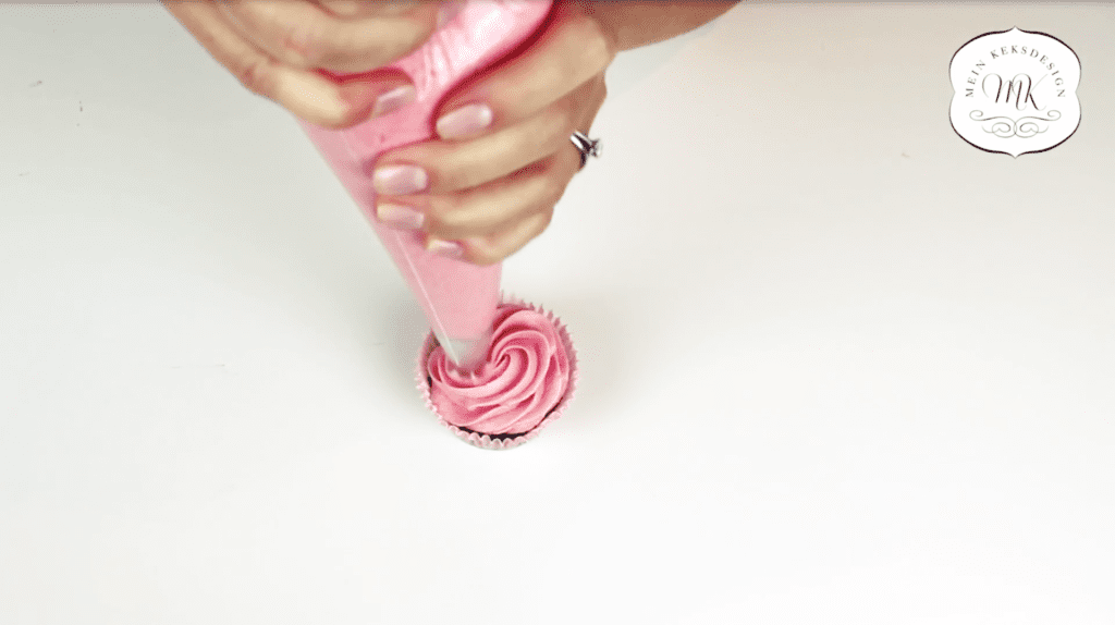 Rezeptvideo für pinke Flamingo-Cupcakes von Miomente-Partnerin Stephanie Juliette Rinner - Mein Keksdesign München | Miomente Entdeckermagazin