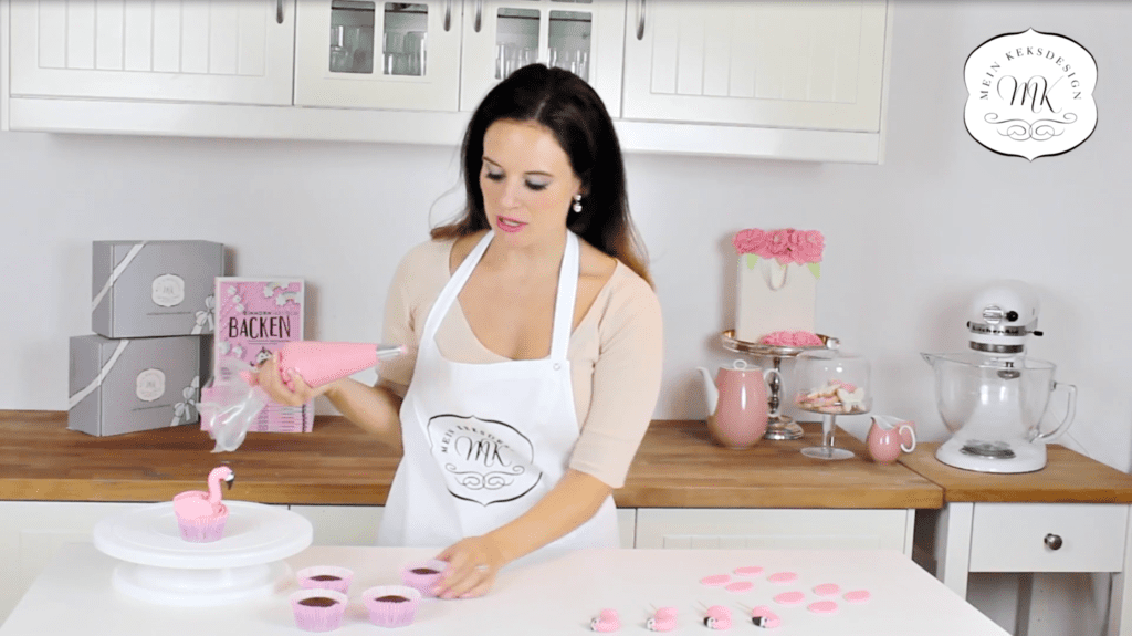 Rezeptvideo für pinke Flamingo-Cupcakes von Miomente-Partnerin Stephanie Juliette Rinner - Mein Keksdesign München | Miomente Entdeckermagazin