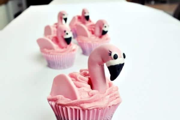 Rezeptvideo für pinke Flamingo-Cupcakes von Miomente-Partnerin Stephanie Juliette Rinner - Mein Keksdesign München | Miomente Entdeckermagazin