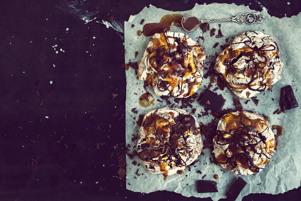 Weihnachts-Dessert - Meringue mit salzigem Karamell - Entdeckermagazin Miomente