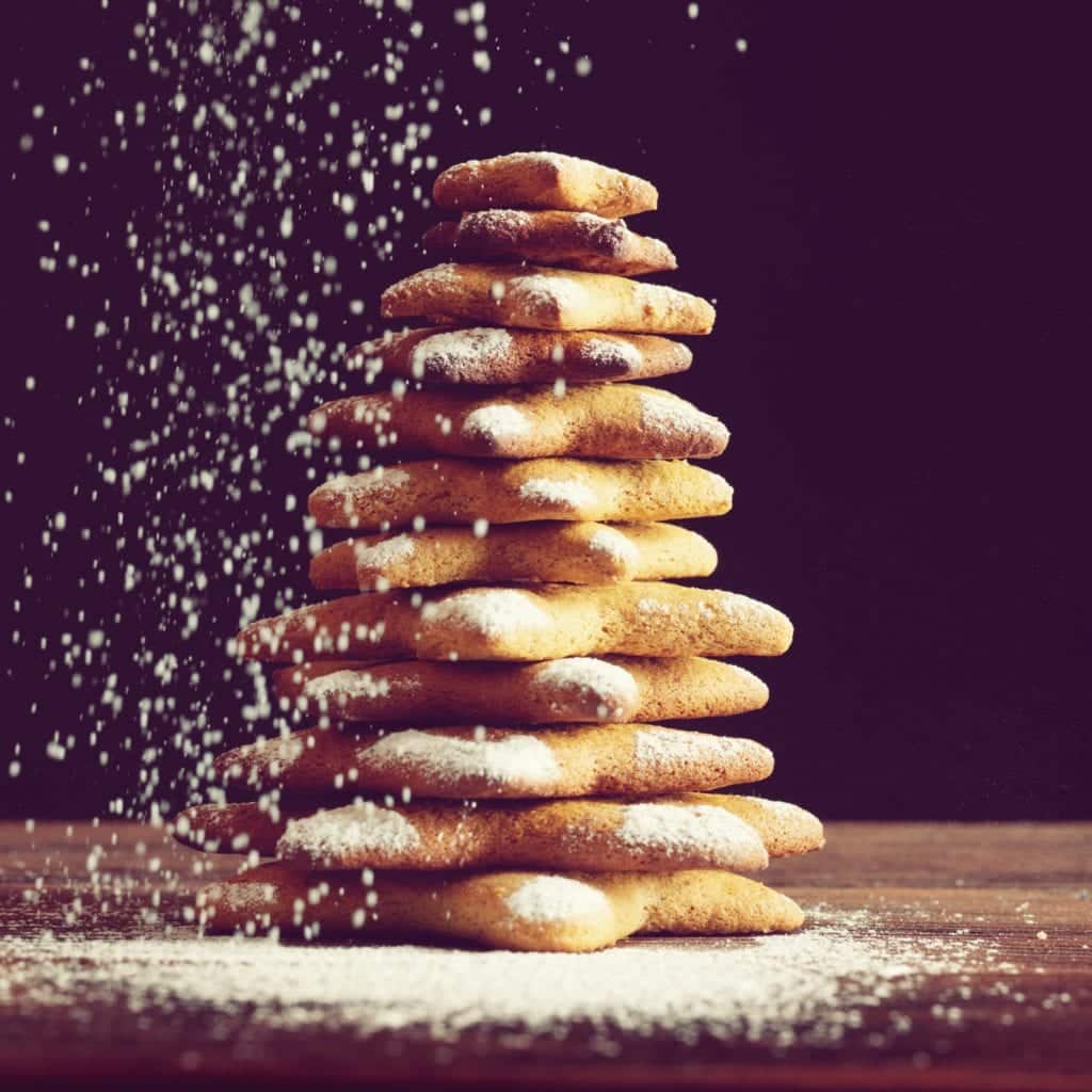 Weihnachts-Desserts - Pfefferkuchensterne mit Puderzucker - Entdeckermagazin Miomente