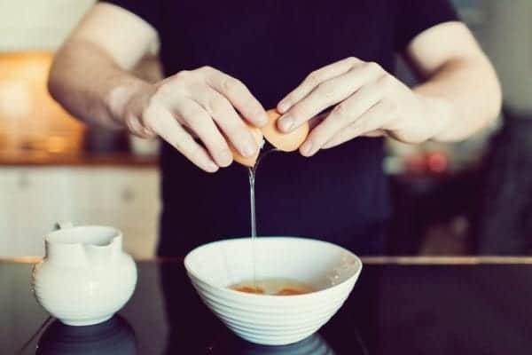 Wie mache ich Rührei - Eier stocken lassen - Entdeckermagazin - Miomente