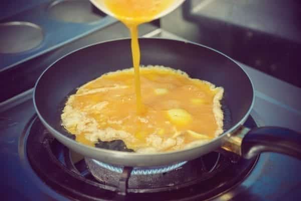 Wie mache ich Rührei - Eier stocken lassen - Entdeckermagazin - Miomente