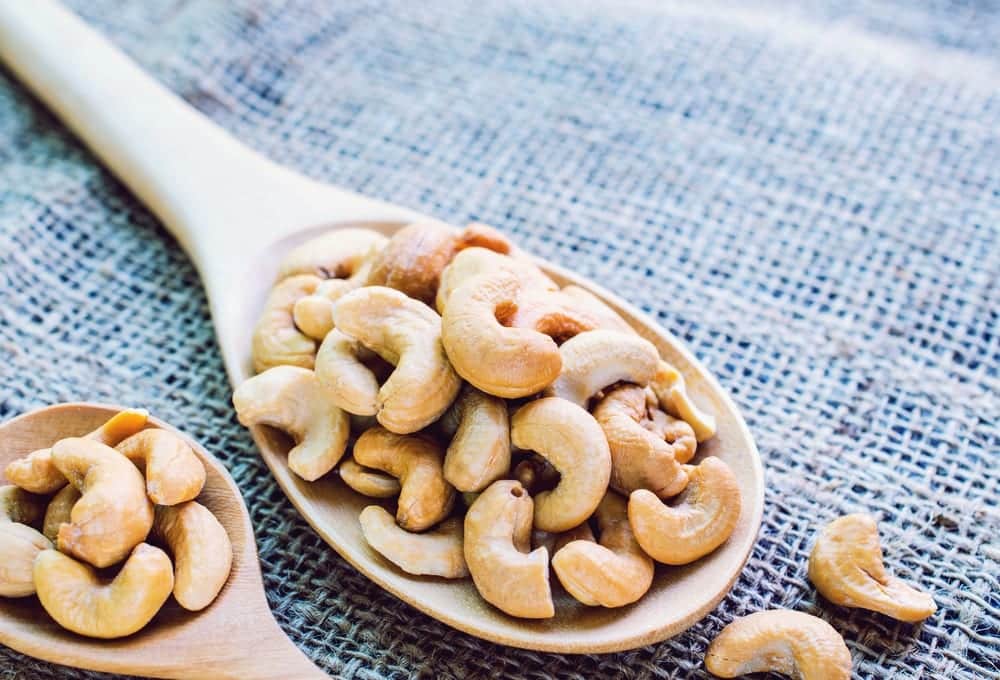 Rezept für gesunde Energy Balls mit Datteln, Cashewnüssen, Haferflocken und Kokosraspeln – Rezept für Clean Eating oder Paleo | Miomente Entdeckermagazin