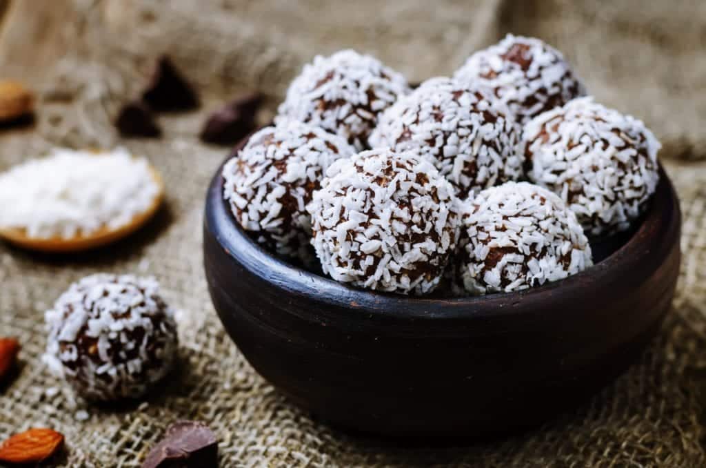 Rezept für gesunde Energy Balls mit Datteln, Cashewnüssen, Haferflocken und Kokosraspeln – Rezept für Clean Eating oder Paleo | Miomente Entdeckermagazin