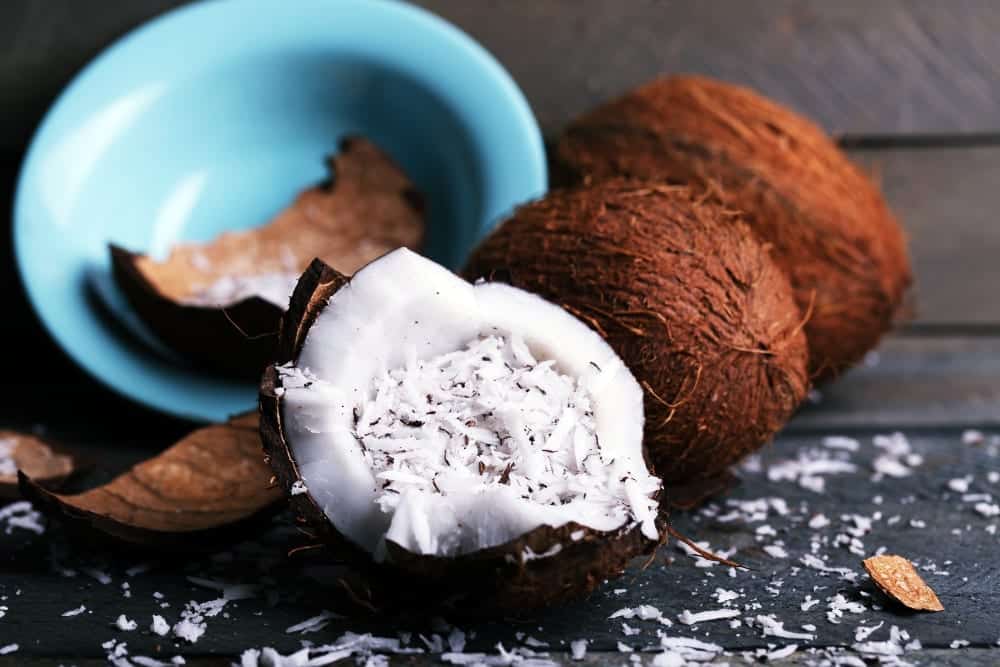 Rezept für gesunde Energy Balls mit Datteln, Cashewnüssen, Haferflocken und Kokosraspeln – Rezept für Clean Eating oder Paleo | Miomente Entdeckermagazin