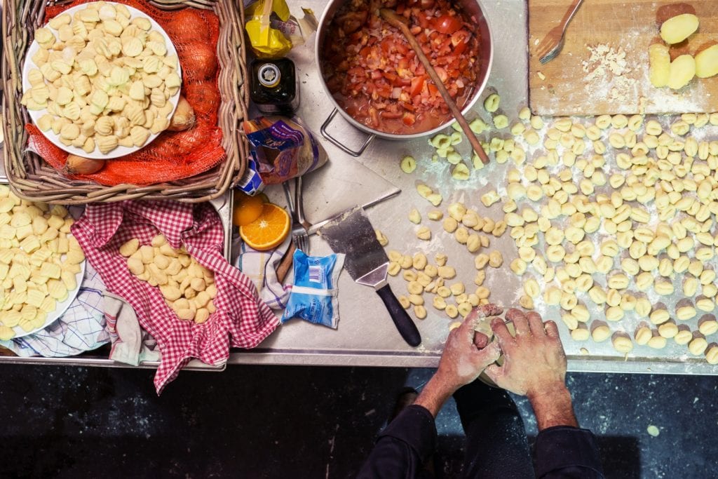 Italienische Kochkurse in der Kochschule "Vesbar" in München – Kochen zwischen Vespas und Werkzeugen | Miomente Entdeckermagazin