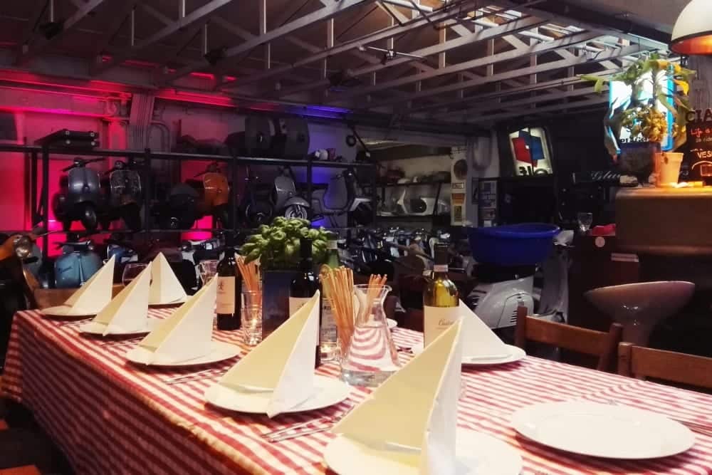 Italienische Kochkurse in der Kochschule "Vesbar" in München – Kochen zwischen Vespas und Werkzeugen | Miomente Entdeckermagazin