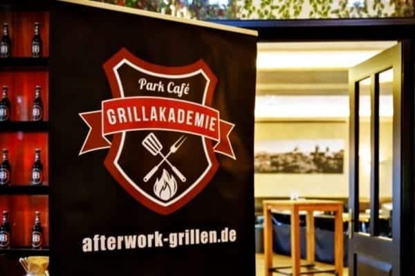 Feurige Grillkurse bei "Park Café" in München – die perfekten Steaks, die saftigsten Burger | Miomente EntdeckermagazinFeurige Grillkurse bei "Park Café" in München – die perfekten Steaks, die saftigsten Burger | Miomente Entdeckermagazin