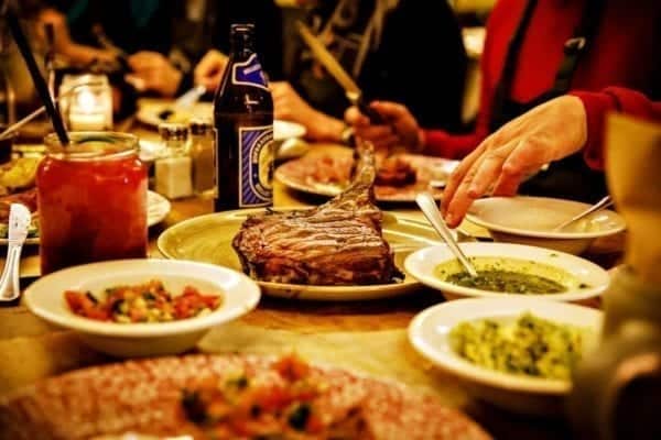 Feurige Grillkurse bei "Park Café" in München – die perfekten Steaks, die saftigsten Burger | Miomente Entdeckermagazin