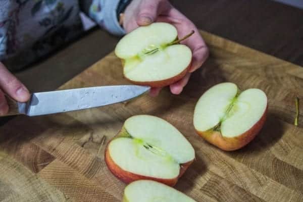Rezept für Apfelrosen: 2 rote Äpfel halbieren - Entdeckermagazin - Miomente